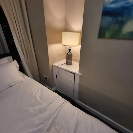 بيت للعطل 4 Bedrooms, 8 Min To City!