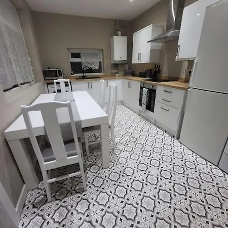 4 Bedrooms, 8 Min To City! マンチェスター