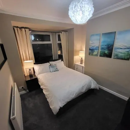 別荘 4 Bedrooms, 8 Min To City! マンチェスター