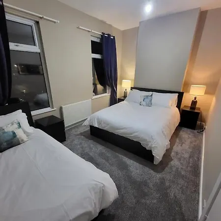 4 Bedrooms, 8 Min To City! 別荘