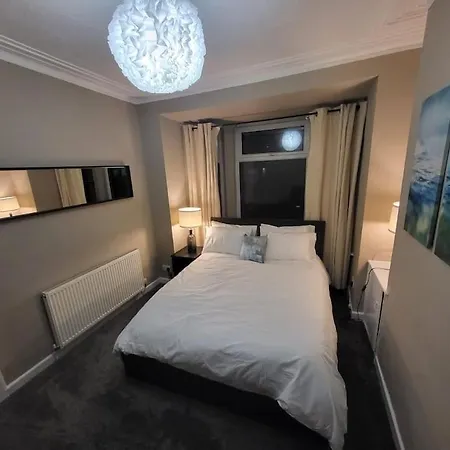 4 Bedrooms, 8 Min To City! マンチェスター