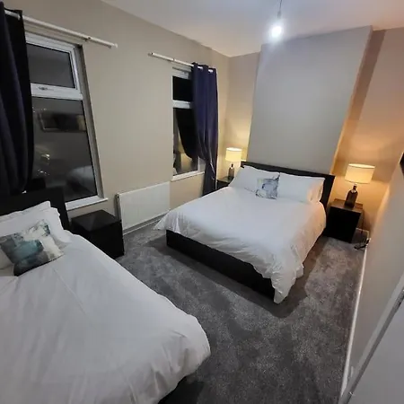 4 Bedrooms, 8 Min To City! 別荘