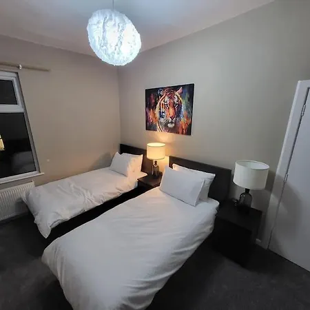 بيت للعطل 4 Bedrooms, 8 Min To City! *