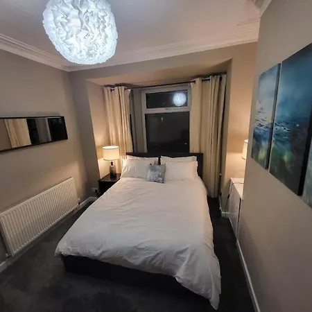 4 Bedrooms, 8 Min To City! *