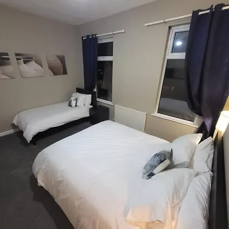 4 Bedrooms, 8 Min To City! بيت للعطل