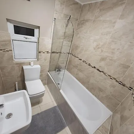 4 Bedrooms, 8 Min To City! *