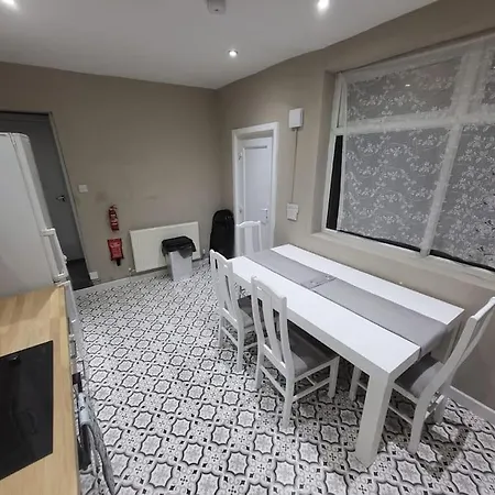 4 Bedrooms, 8 Min To City!