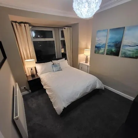 4 Bedrooms, 8 Min To City! * マンチェスター