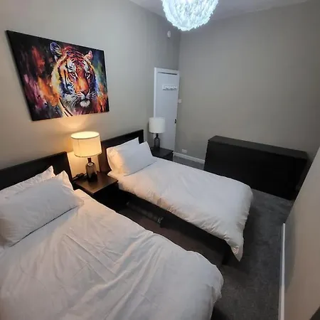 別荘 4 Bedrooms, 8 Min To City! *