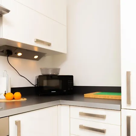 Apartment Gem: Cosy 2br With Private Balcony