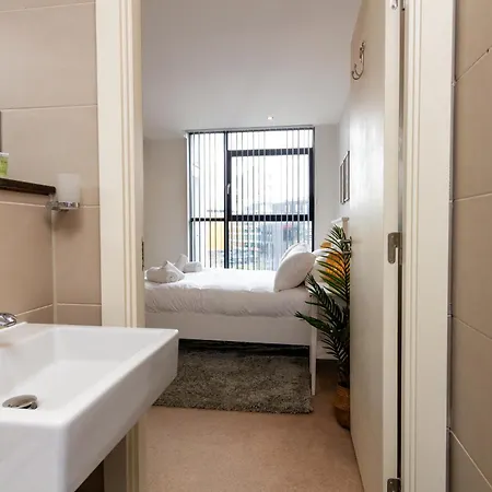 Gem: Cosy 2br With Private Balcony Apartamento Mánchester