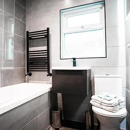 3-bed House In Near Old Trafford * Manchester