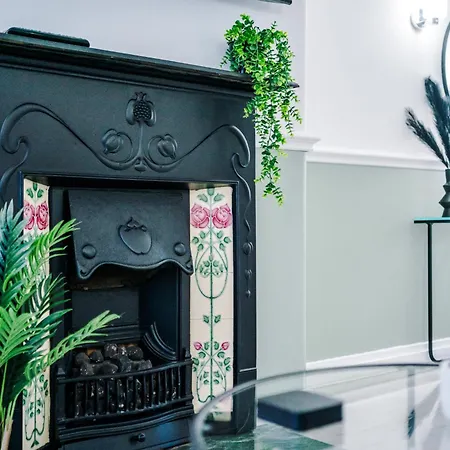 Jade House, - By Synergy Estates Holiday home Manchester