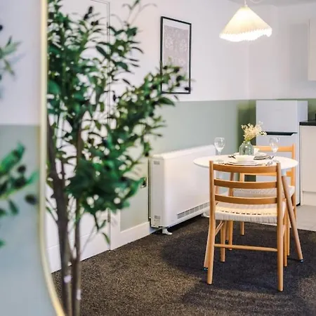 Cozy 1 Bedroom Apartment, Prime Location , Free Parking Apartament