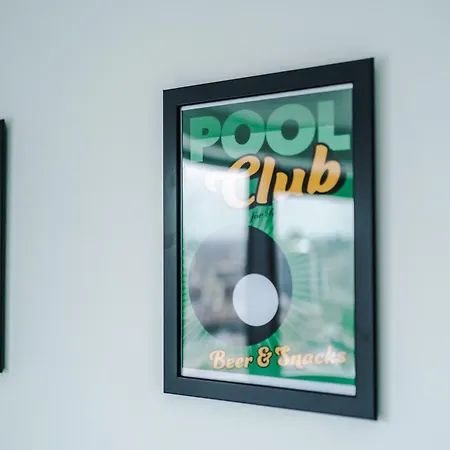 Stylish Apartment, Sleeps 6, Pool Table, Smart Tvs, Parking Available Apartment *