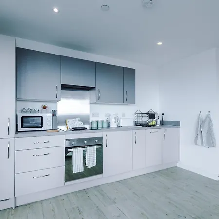 Stylish Apartment, Sleeps 6, Pool Table, Smart Tvs, Parking Available *