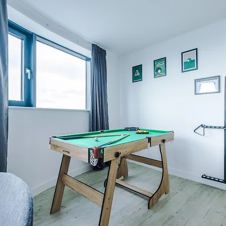 Stylish Apartment, Sleeps 6, Pool Table, Smart Tvs, Parking Available Apartment *