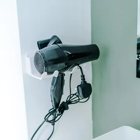 Stylish Apartment, Sleeps 6, Pool Table, Smart Tvs, Parking Available Apartment