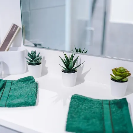 Stylish Apartment, Sleeps 6, Pool Table, Smart Tvs, Parking Available Apartment