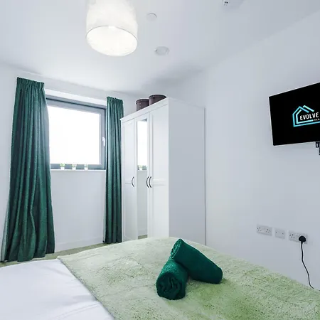 Apartment Stylish Apartment, Sleeps 6, Pool Table, Smart Tvs, Parking Available