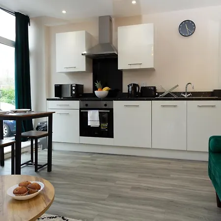 Stylish Living: 1br Apt Near Mcr Central דירה *