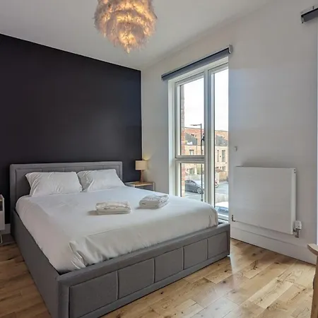 Adelphi Townhouse Contemporary 2 Bed 1 Bath 1 Wc