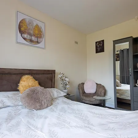 Stylish Five Star Rated Apartment