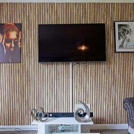 Stylish Five Star Rated Apartment