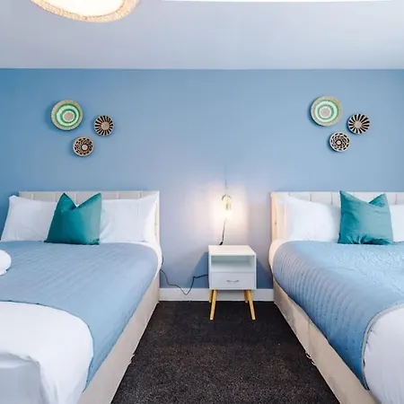 Luxurious 1-bedroom Apartment, Sleeps 4, Free Parking *