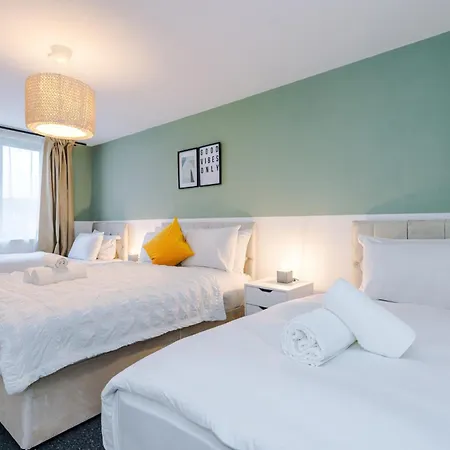 Elm , Collection Of Available Near Media , Free Parking 3* Манчестер