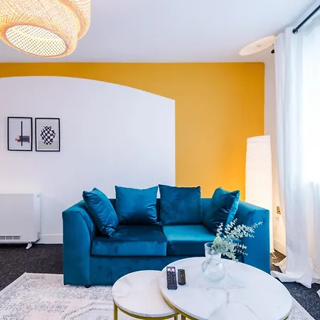 Elm , Collection Of Available Near Media , Free Parking