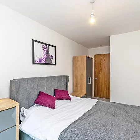 Spacious 2 Bed In Central Apartment Manchester