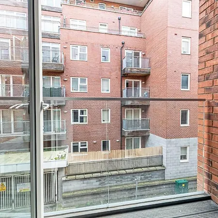 Spacious 2 Bed In Central