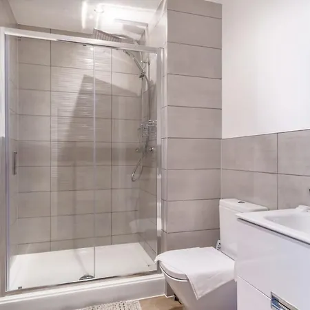 Zeni, Alexandra Rise Fab 1br Flat