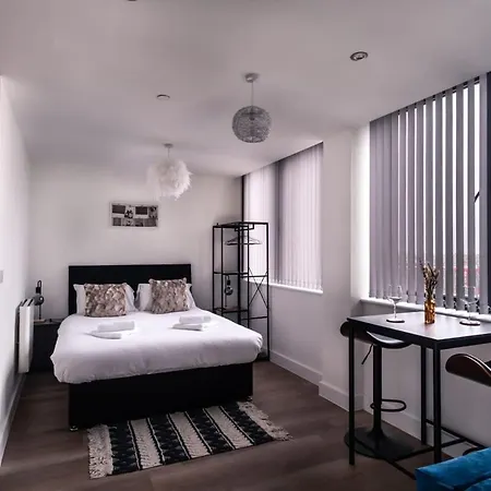 Zeni, Alexandra Rise Fab マンチェスター