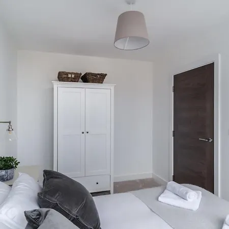 Zeni, Alexandra Rise Smart 1 Bed Apartment Manchester