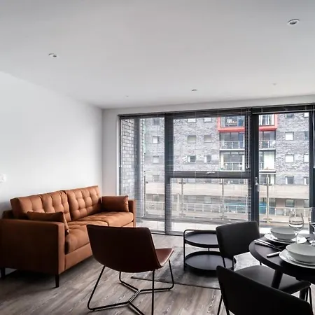 Spacious 2 Bed In Central