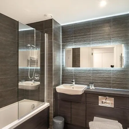 Spacious 2 Bed In Central *