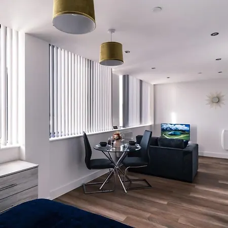 Zeni, Alexandra Rise Flat Mánchester