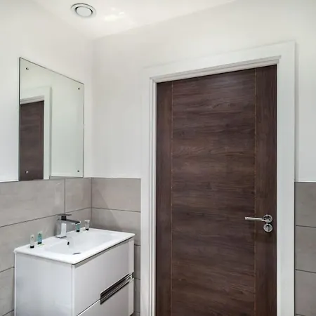 Stayzeni, Alexandra Rise Great 1 Bed Apartment Manchester