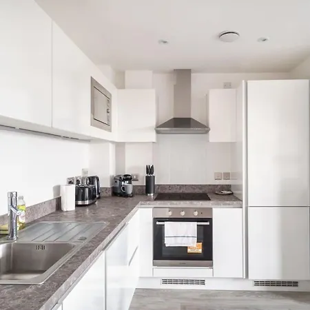Lovely 2 Bedroom In Salford *