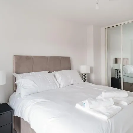 Lovely 2 Bedroom In Salford *