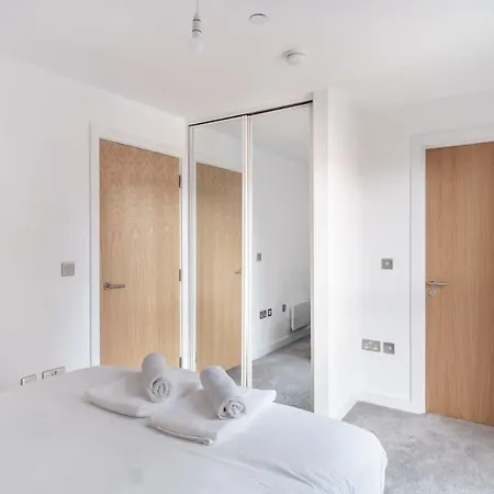 Διαμέρισμα Lovely 2 Bedroom In Salford Μάντσεστερ