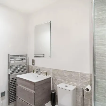 Lovely 2 Bedroom In Salford * Μάντσεστερ