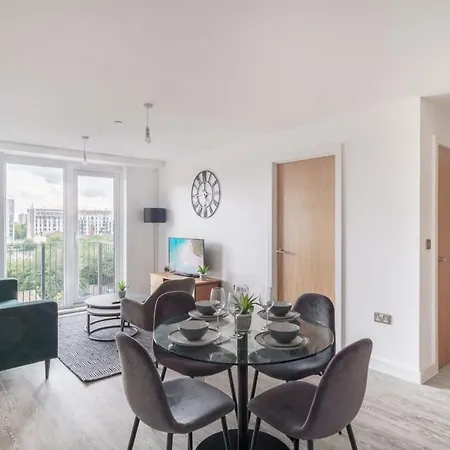 Διαμέρισμα Lovely 2 Bedroom In Salford Μάντσεστερ