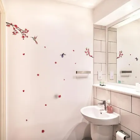 Spacious & Modern 1 Bed