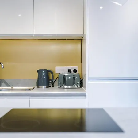 Stunning House Manchester With Parking - Sleeps 10 - By Purestay Short Lets & Guest house Failsworth