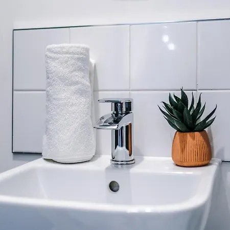 Stunning House Manchester With Parking - Sleeps 10 - By Purestay Short Lets &