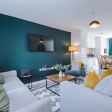 Guest house Stunning House Manchester With Parking - Sleeps 10 - By Purestay Short Lets & *