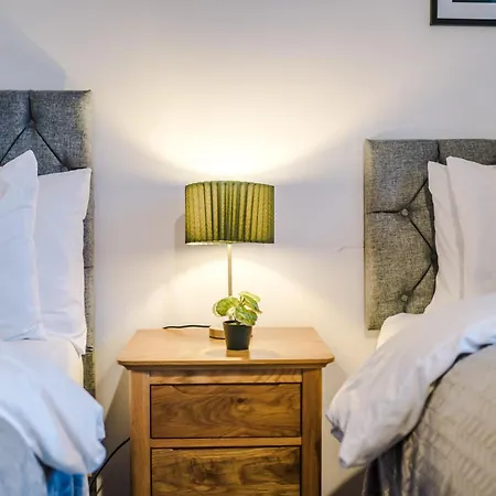 Guest house Stunning House Manchester With Parking - Sleeps 10 - By Purestay Short Lets &